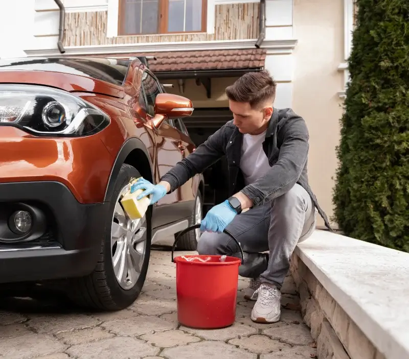 Lavage auto à domicile Saint-Jean-de-Thouars : professionnel intervenant sur un véhicule